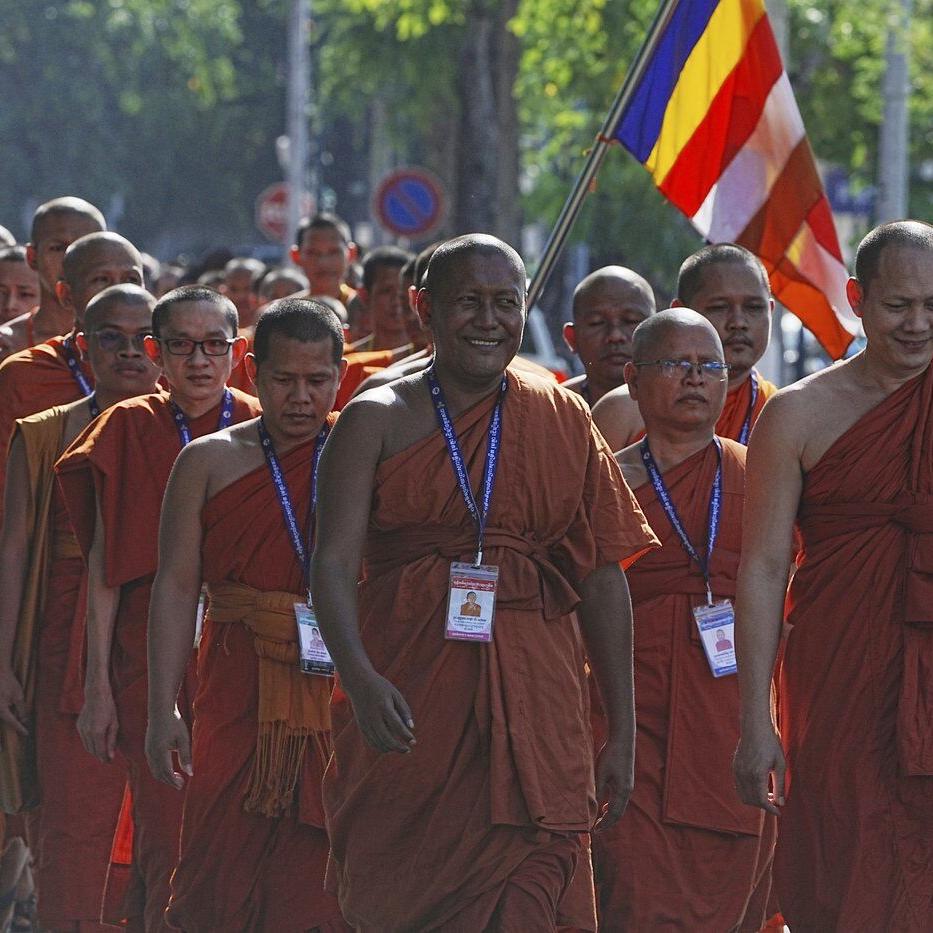 Hundreds of Buddhist monks in Cambodia gather to praise ceasefire with Thailand and mourn the dead